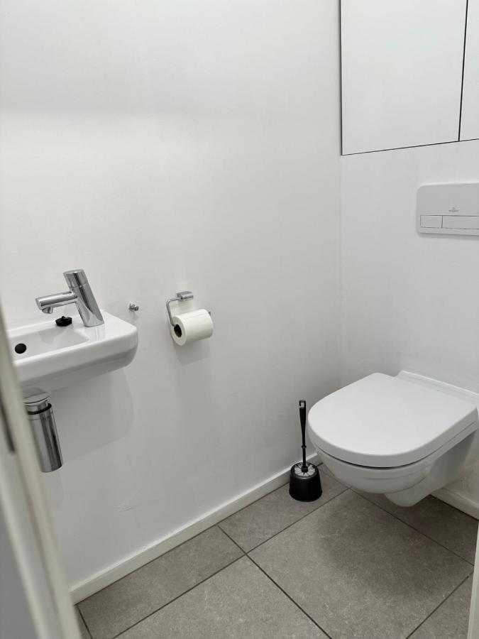 בריסל Canal View One Bedroom Flat מראה חיצוני תמונה