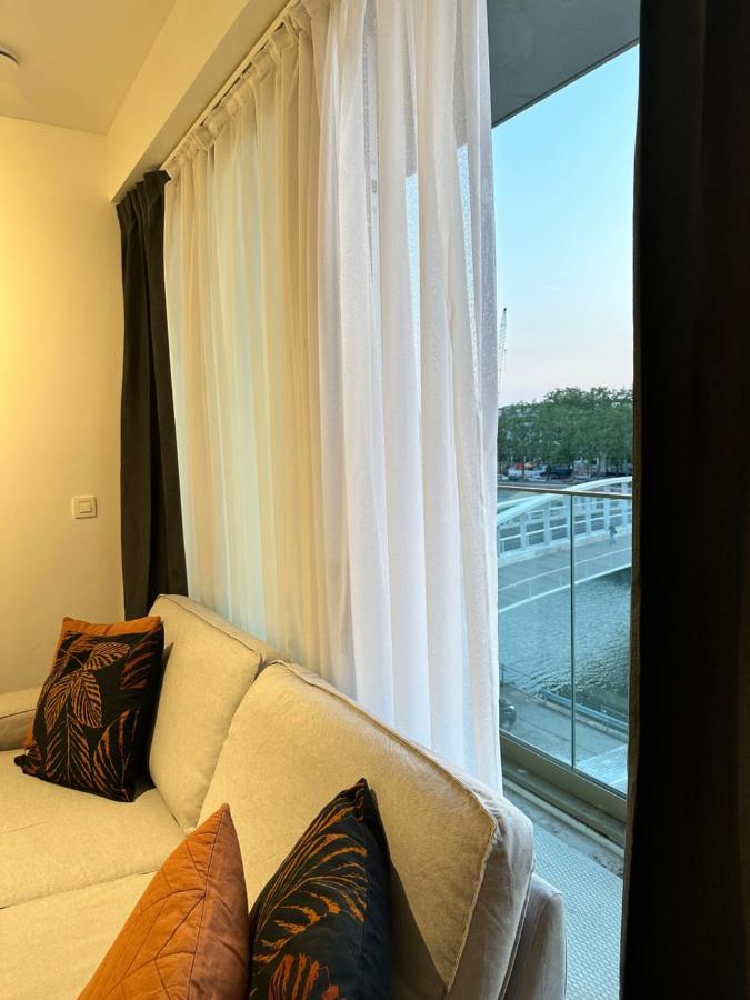 בריסל Canal View One Bedroom Flat מראה חיצוני תמונה